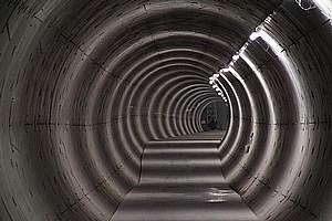 Tunnel mit Tunnelauskleidung