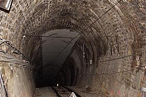 Tunnel mit Mauwerksauskleidung