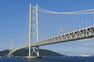 Le Pont Akashi-Kaikyo à Kobe au Japon