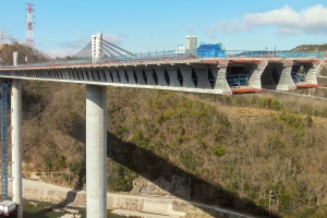 New combination of extradosed and butterfly web: Shin-Meishin Mukogawa Bridge