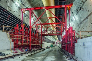 Schalwagen verfolgen die weltweit größte Tunnelbohrmaschine