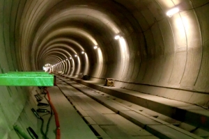 Tunnel mit einschaliger Tunnelauskleidung