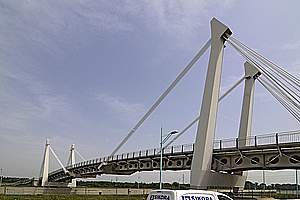 Einfeldrige Schrägseilbrücken mit zwei Pylonen