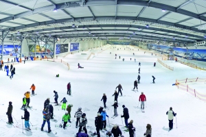 Deutschlands erste klimaneutrale Skihalle setzt auf REHAU Eisflächenkühlung