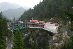 Einrüstung Schlossbachbrücke Karwendelbahnstrecke, Tirol für Sanierungsarbeiten