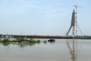 Des appuis géants pour le nouveau Signature Bridge de l'Inde