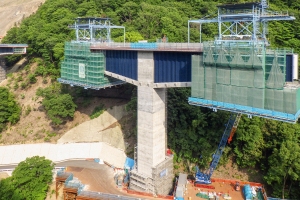 Spannweitenrekord in Hybridbauweise: Aigawa-Brücke in Japan