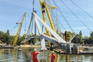 Elegante neue Fuß- und Radwegbrücke in Lüttich