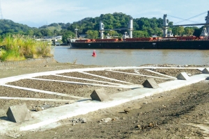 Bar anchors stabilize peninsula during Panama Canal extension