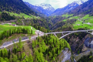 Steinschlagvorhang sichert Schweizer Taminabrücke