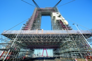 Challenging pylon scaffolding on Rotterdam's Willems Bridge