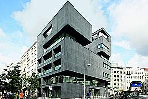 Wohn- und Geschäftshaus in Berlin-Mitte: Bau-Skulptur aus Leichtbeton