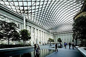 Wellenförmiges Glasdach für das Smithsonian Museum