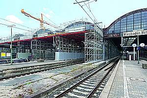 Denkmalgeschützte Bahnsteighallen unter laufendem Betrieb erneuert