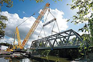 Größter Kran Skandinaviens hebt neue Eisenbahnbrücke ein