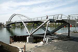 Brücke mit Weltrekord-Spannweite und symbolischen Obertönen