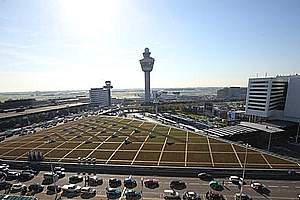 Flughafen Schiphol in Amsterdam: Dachsanierung mit Sonnenseite