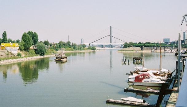 Medienhafen, Düsseldorf – Brücke am Handelshafen