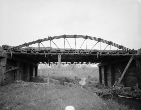 Close-up view of north side of bridge.