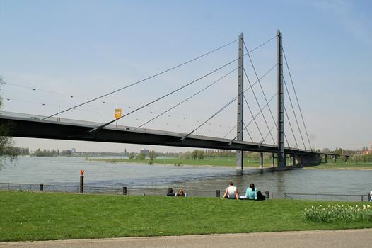 Kniebrücke, Düsseldorf