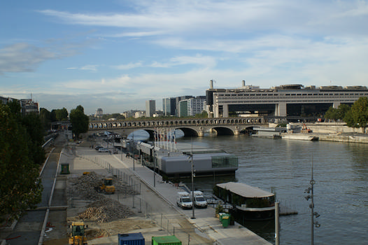 Kiosque flottant devant le pont de Bercy, Paris