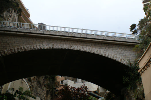 Pont ferroviaire convertit en pont d'accès routier à la gare de Monaco