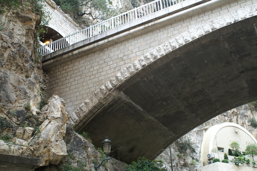 Eisenbahnbrücke, die in eine Straßenbrücke konvertiert wurde und zum neuen Bahnhof von Monaco führt 