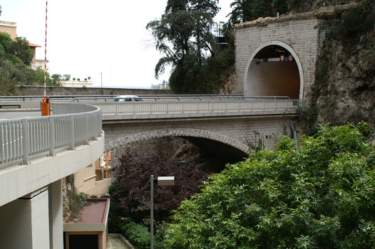 Eisenbahnbrücke, die in eine Straßenbrücke konvertiert wurde und zum neuen Bahnhof von Monaco führt