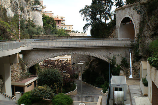 Eisenbahnbrücke, die in eine Straßenbrücke konvertiert wurde und zum neuen Bahnhof von Monaco führt