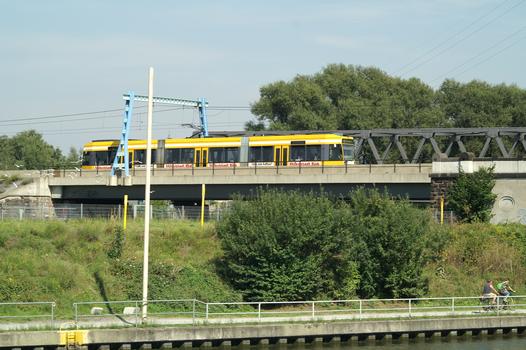 Pont No. 319 à Oberhausen sur le canal du Rhin à Herne 