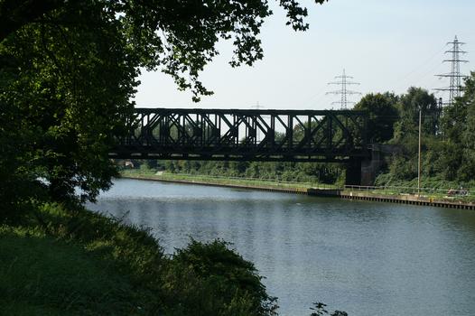 Pont No. 318 à Oberhausen sur le canal du Rhin à Herne