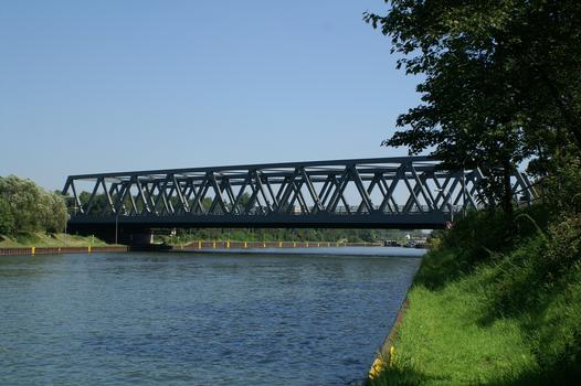 Pont de la Autoroute A3 traversant le canal Rhin-Herne à Oberhausen