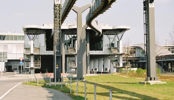 Aéroport international de Düsseldorf – SkyTrain à la gare de l'aéroport