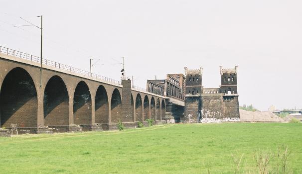 Eisenbahnbrücke Duisburg-Hochfeld (1927), Duisburg