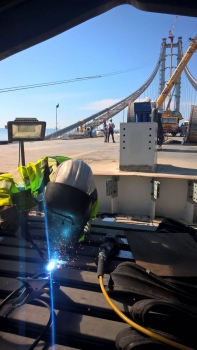 The connection welding of the two expansion joints on site requires maximum concentration and a very professional mode of operation. The Southern, 252 m high pylon of the Izmit Bay Bridge is visible in the background