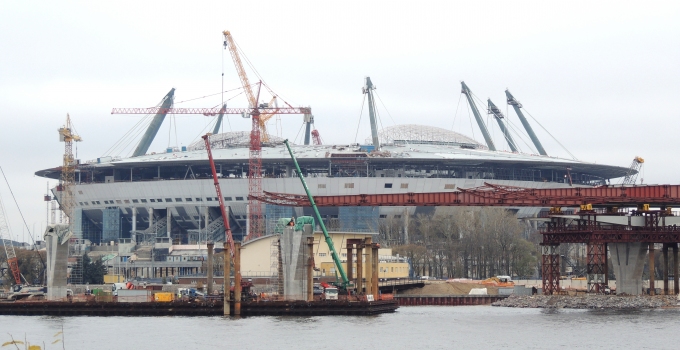 Baustelle Zenit-Stadion direkt an der Newamündung: Trotz des Gewirrs der Kräne deutlich zu erkennen sind die acht Pylone