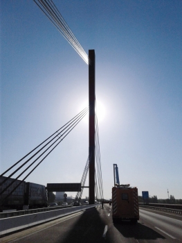 Rheinbrücke Baerl : Zwei 66,7 m hohe Stahlpylone tragen die Hauptlast der Rheinbrücke Baerl. Verkehrsführung 4 + 0: Links vier Fahrspuren, rechts komplett gesperrt.