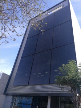 Das neue 9-stöckige Bürogebäude des Versicherungsmaklerunternehmen Consejeros in Peru ist schlank, unsymmetrisch und weich gebaut.