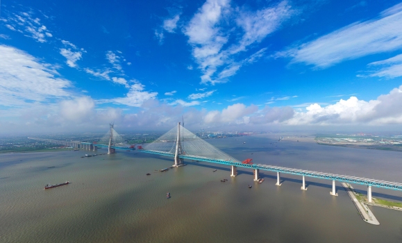 Rekordbrücke in China: Die 11 km lange Hutongbrücke mit der zentralen Schrägseilbrücke mit 1.092 m Länge