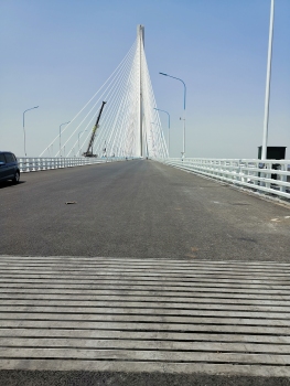18 lamellae accommodate the expansion movements of the main bridge