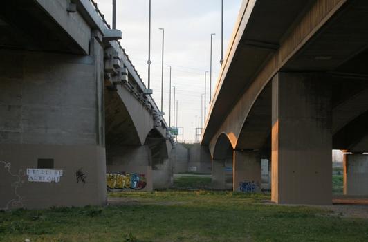 View between the two bridges from the southern side.