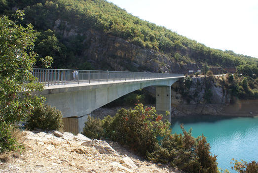 Brücke am Ende des Grand Canyon des Verdontals am Sainte-Croix-Stausee