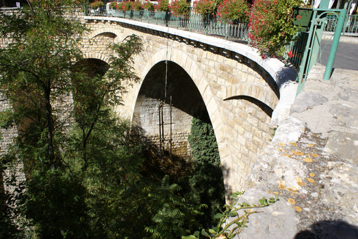 Moustiers-Sainte-Marie - Brücke der Rue Frédéric-Mistral