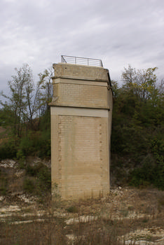 Bonnieux - Remains of a former railroad bridge across the Calavon