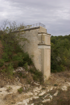 Bonnieux - Widerlager einer Eisenbahnbrücke über den Calavon 