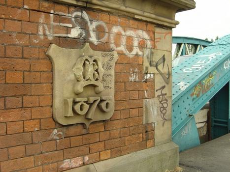 Detail of northern abutment showing the Midland Railway cipher and the building date 1878, together with the springing of the main arch girder.
: Detail of northern abutment showing the Midland Railway cipher and the building date 1878, together with the springing of the main arch girder.