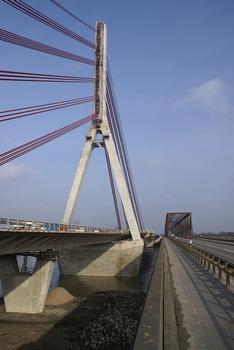 Ancien et nouveau pont sur le Rhine à Wesel