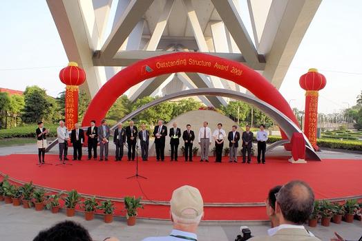 Lupu-Brücke in Shanghai - Übergabe der Tafel durch IABSE (IVBH) für den Outstanding Structure Award