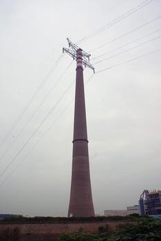 Pylônes du croisement à haute tension du Yangtsé à Nanjing