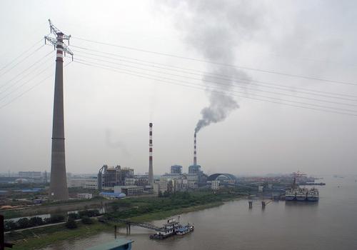 Pylônes du croisement à haute tension du Yangtsé à Nanjing